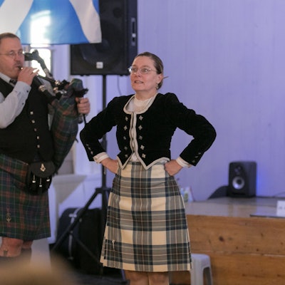 Der „Pipe Major“ persönlich am Instrument: Axel Römer aus Marienheide griff zum Dudelsack, hier im Bild mit Birgit Stefanowic.