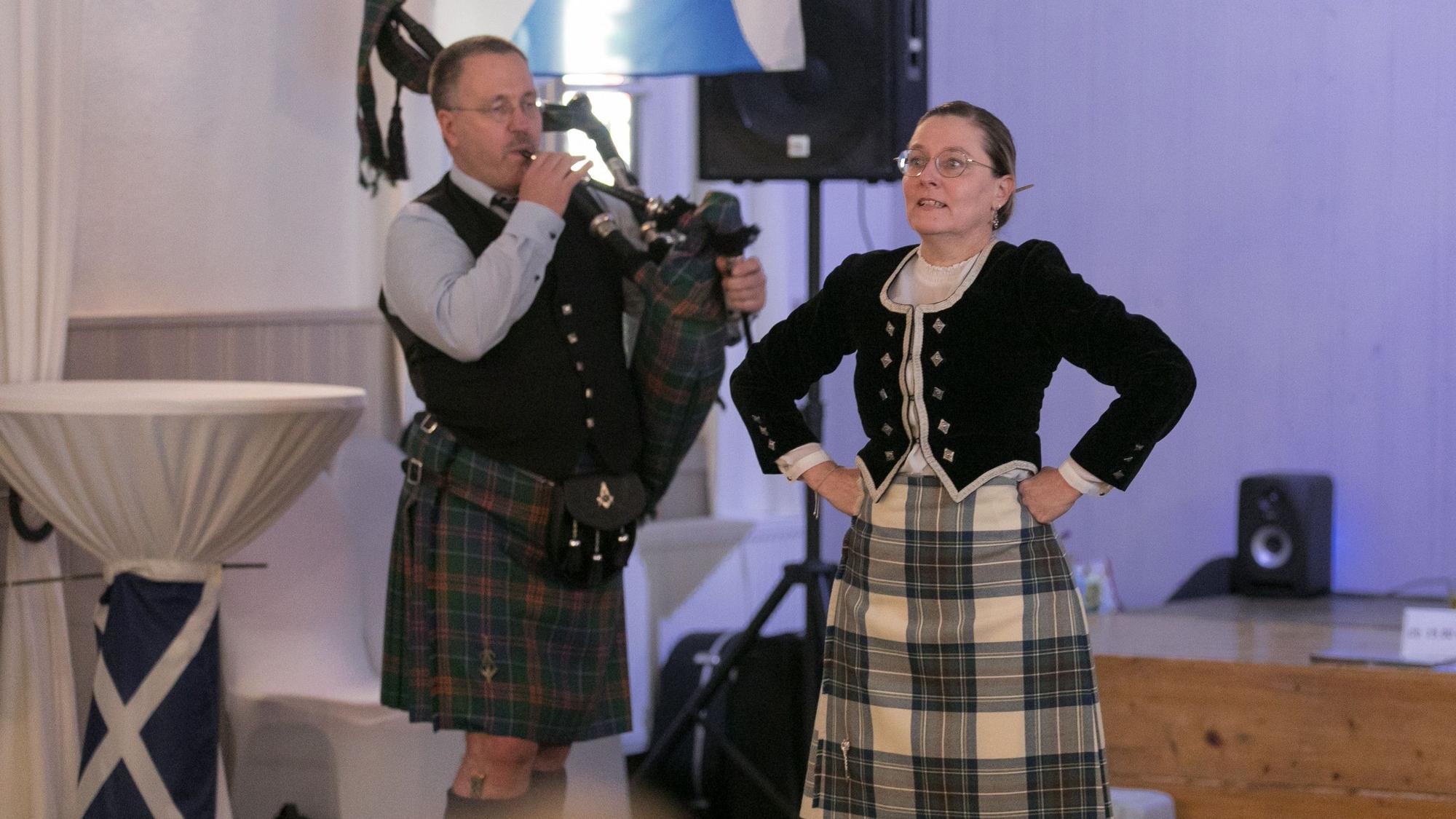 Der „Pipe Major“ persönlich am Instrument: Axel Römer aus Marienheide griff zum Dudelsack, hier im Bild mit Birgit Stefanowic.