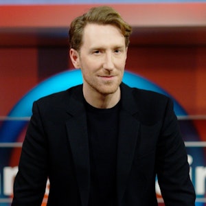 Moderator Louis Klamroth sitzt im Studio von „hart aber fair“.