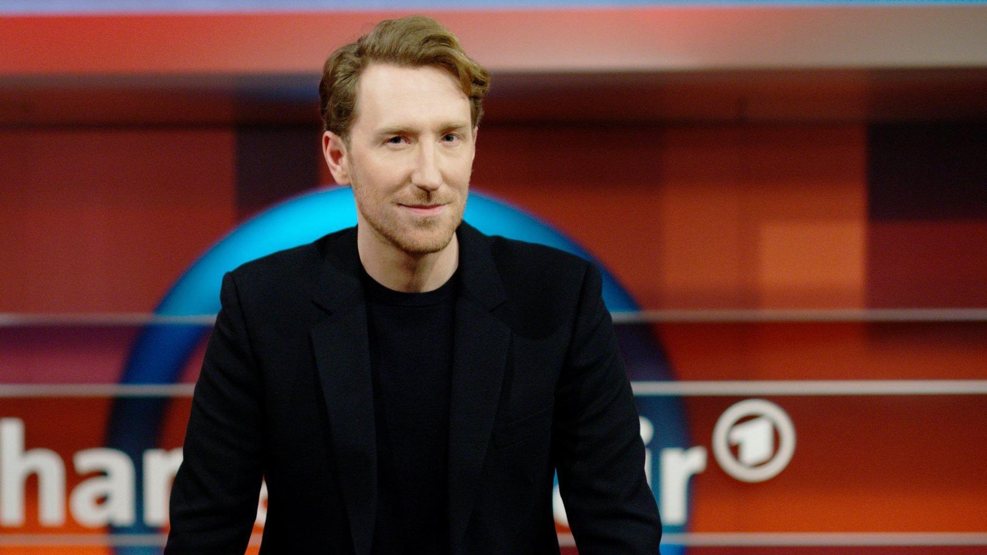 Louis Klamroth, neuer Moderator der ARD-Polit-Sendung ·Hart aber fair·, nach der Sendung im Studio Berlin. Louis Klamroth ist der Nachfolger von F. Plasberg. Plasberg war von 2001 bis 2022 der Moderator der Sendung.