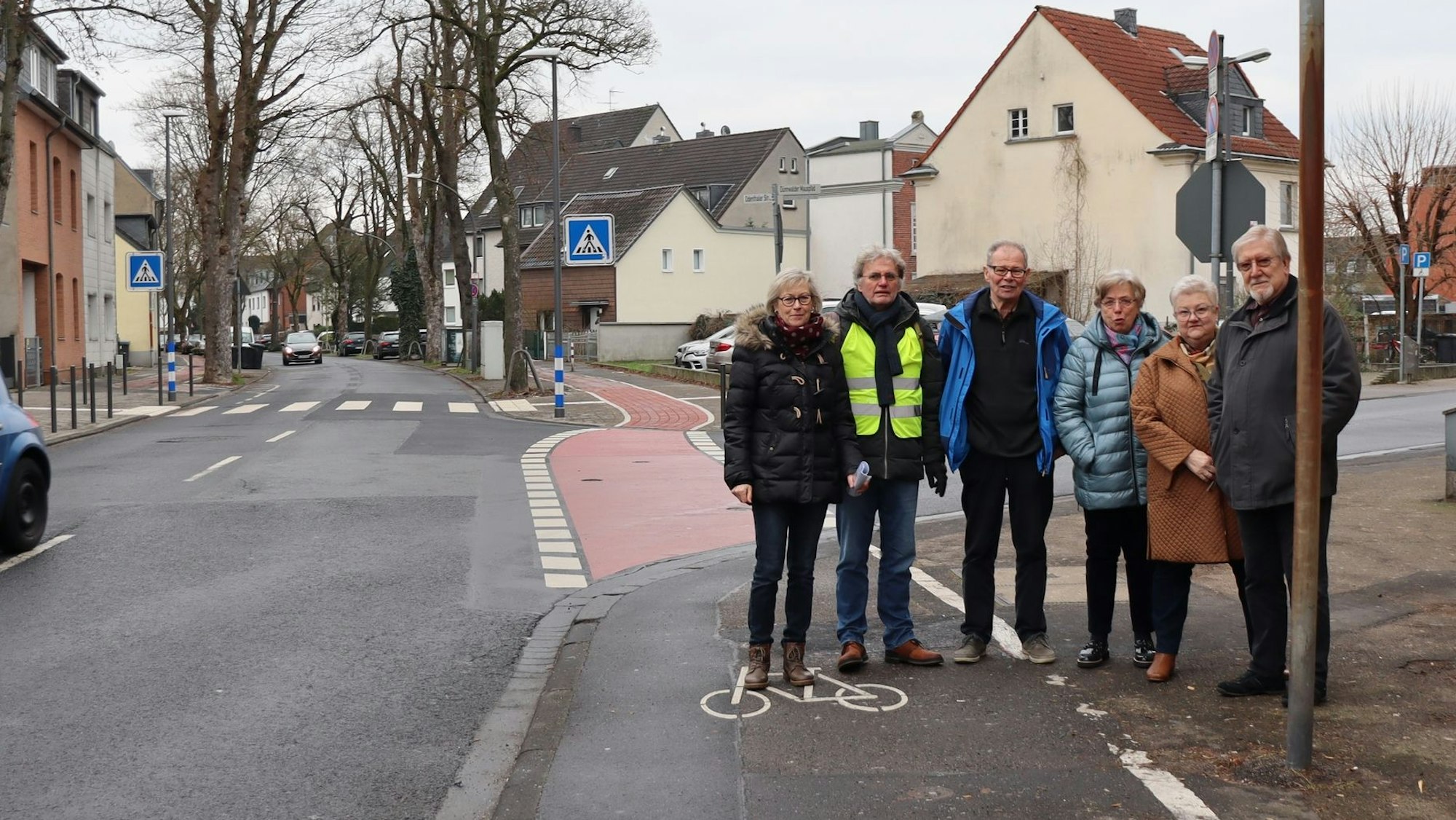 Die Anwohner stehen an der betroffenen Kreuzung, im Hintergrund ist der falsch gelegene Zebrastreifen zu sehen.