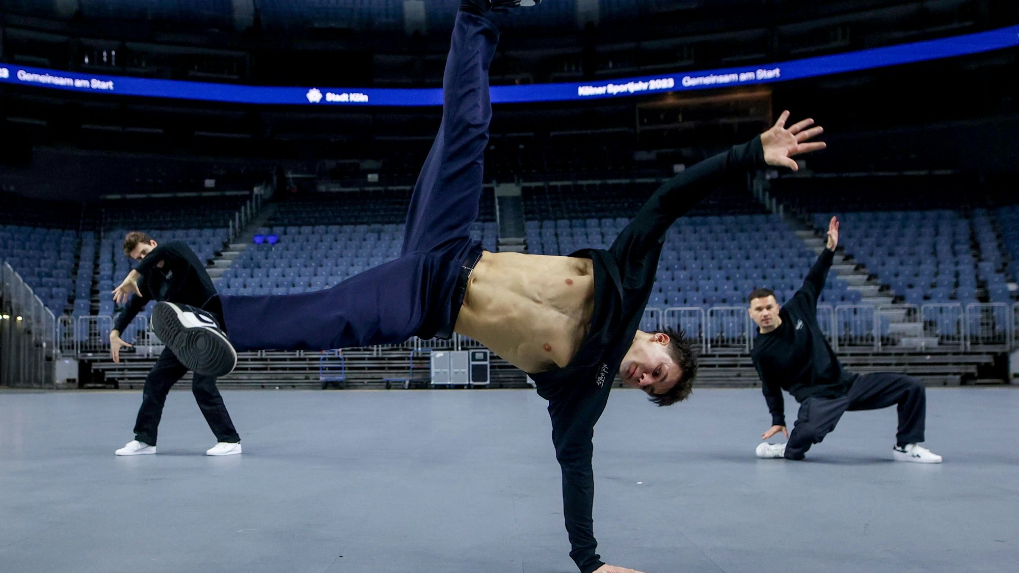 Das Bild zeigt die Breakdancer des Vereins „No Limits“ in der Lanxess-Arena in Köln.