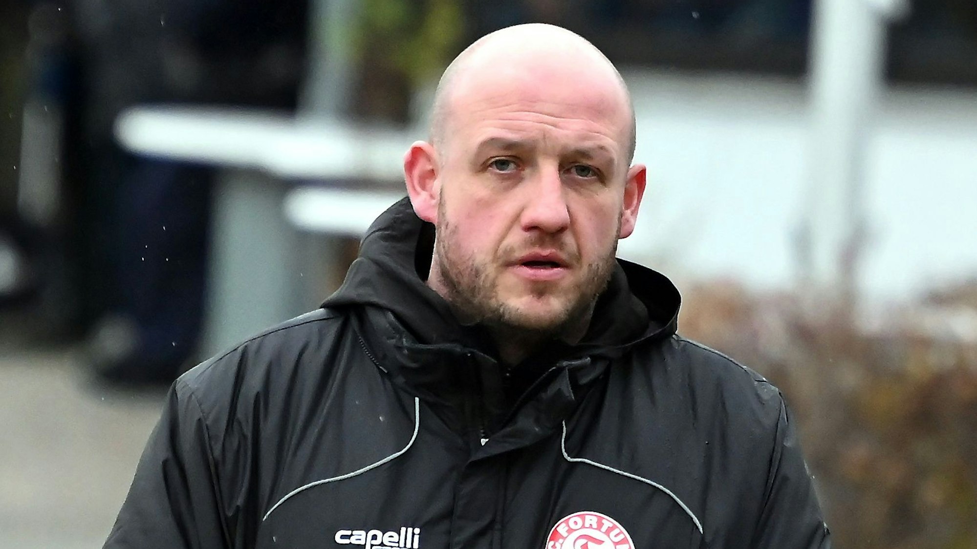 Porträt des Fußballtrainers Bogdan Komorowski