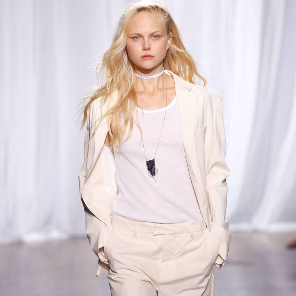 Model Anne-Sophie Monrad läuft über den Catwalk bei der New York Fashion Week.