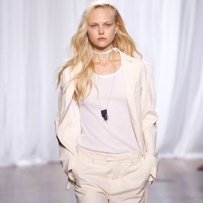 Model Anne-Sophie Monrad läuft über den Catwalk bei der New York Fashion Week.