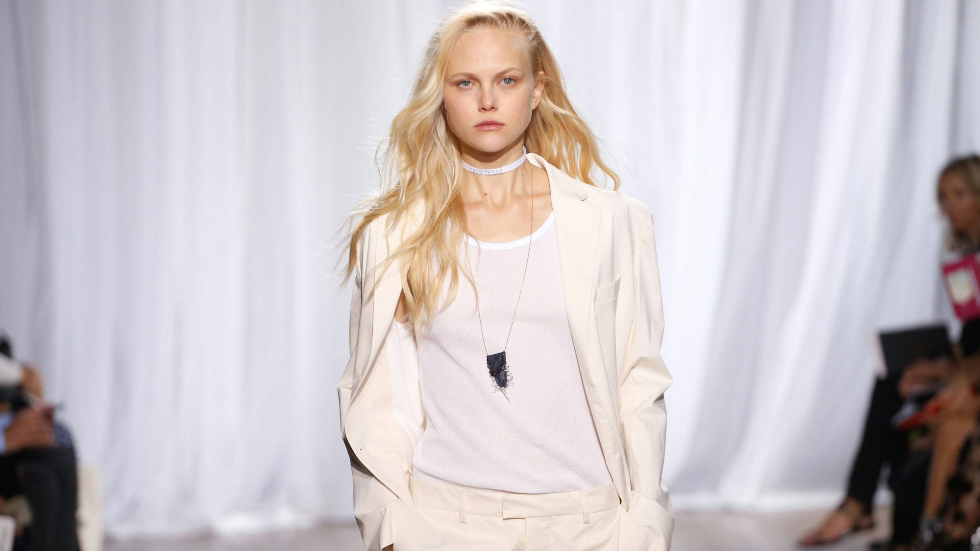 Model Anne-Sophie Monrad läuft über den Catwalk bei der New York Fashion Week.