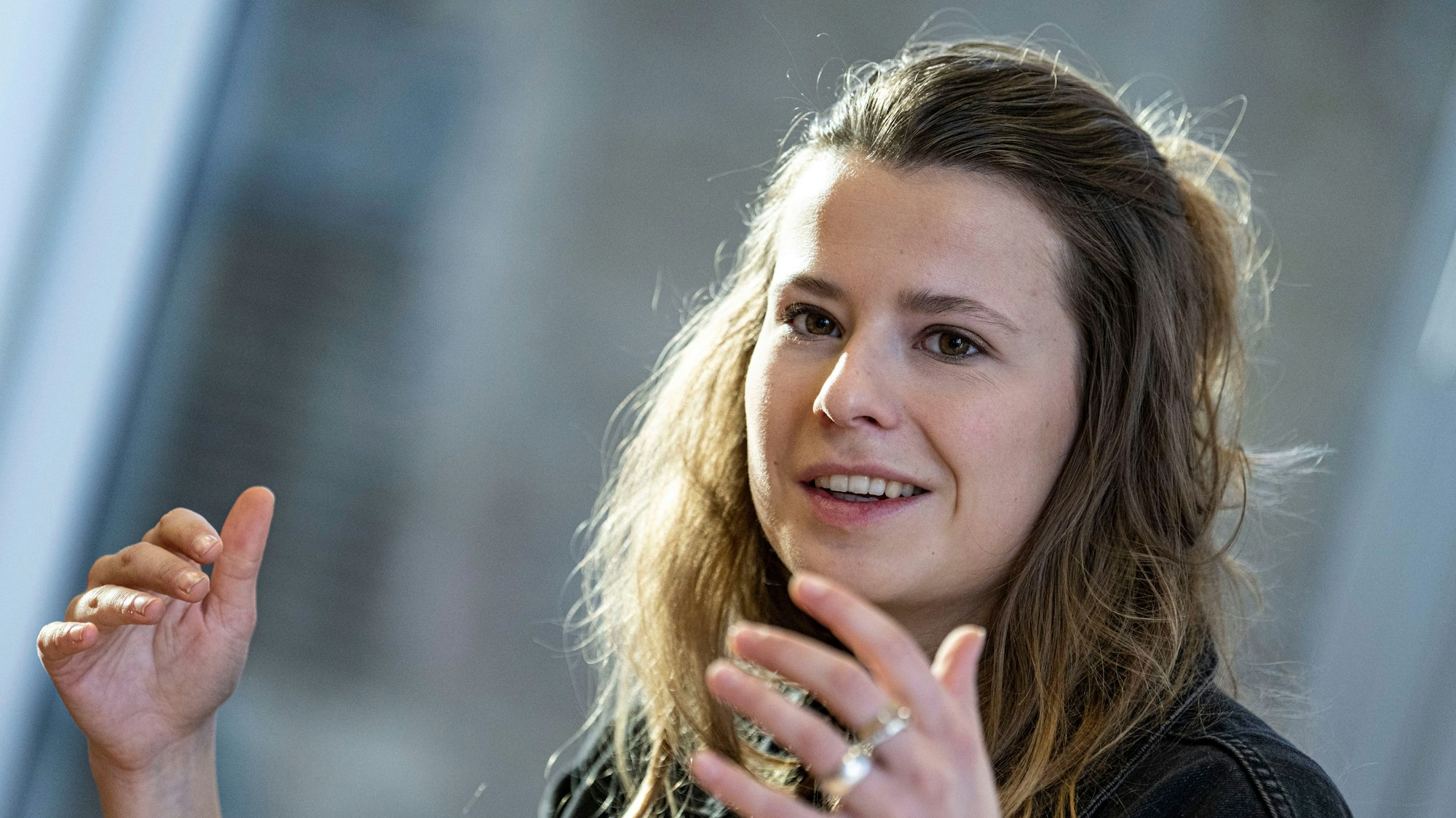 Luisa Neubauer, Klimaschutzaktivistin, lobt eine Aktion im FA-Cup.