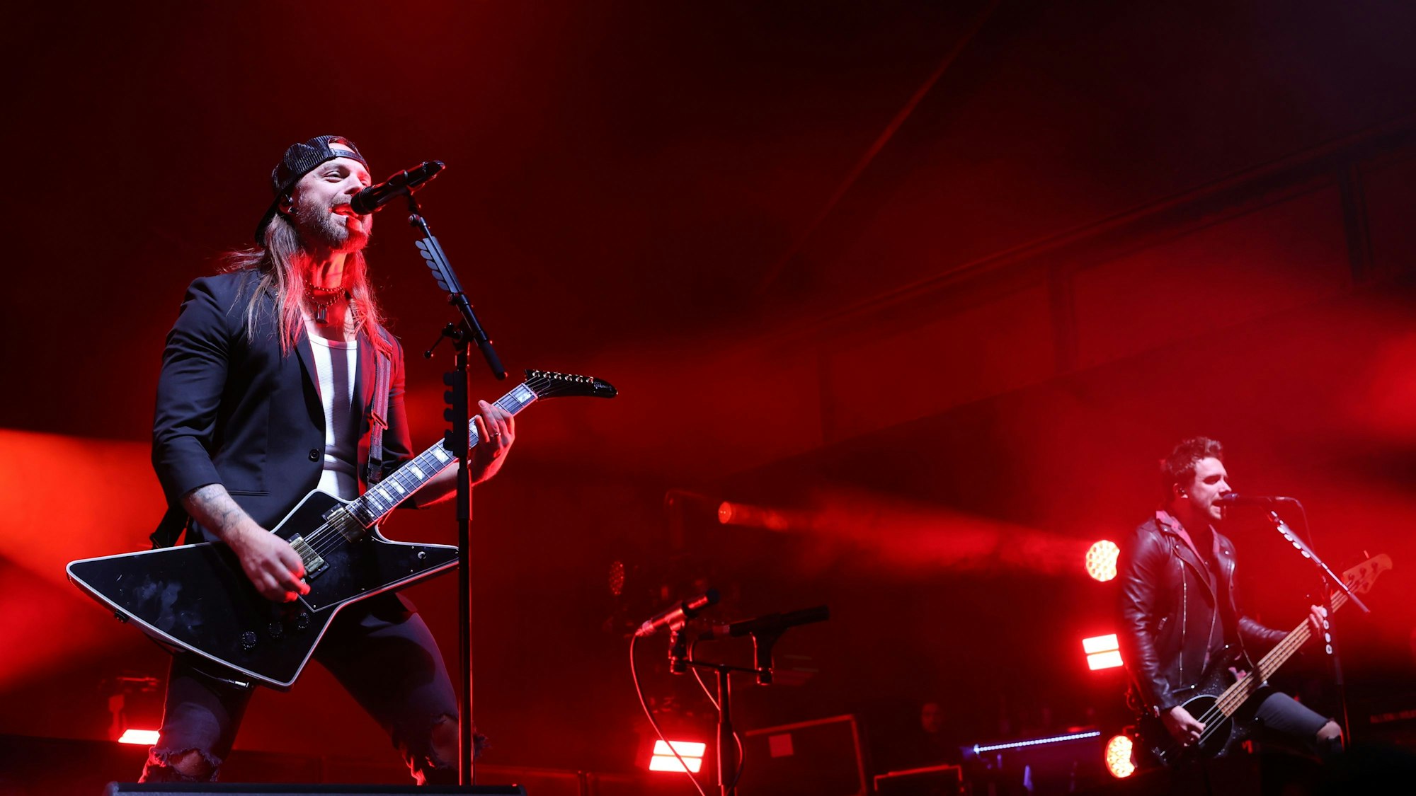 Bullet for my Valentine-Leadsänger Matthew Tuck (links) und Bassist Jamie Mathias auf der Bühne im Palladium.