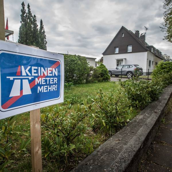 Protest gegen den Autobahnausbau Autobahn 3 in der Straße Ratherkämp, Schleswig-Holstein-Siedlung. Foto: Ralf Krieger
