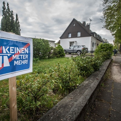 Protest gegen den Autobahnausbau Autobahn 3 in der Straße Ratherkämp, Schleswig-Holstein-Siedlung. Foto: Ralf Krieger
