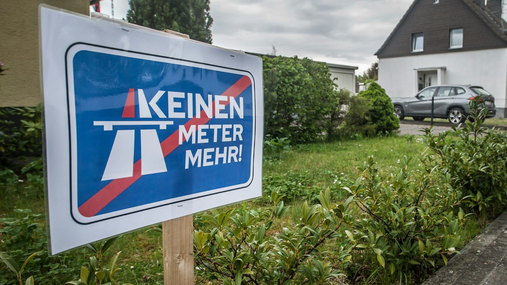 Protest gegen den Autobahnausbau Autobahn 3 in der Straße Ratherkämp, Schleswig-Holstein-Siedlung. Foto: Ralf Krieger