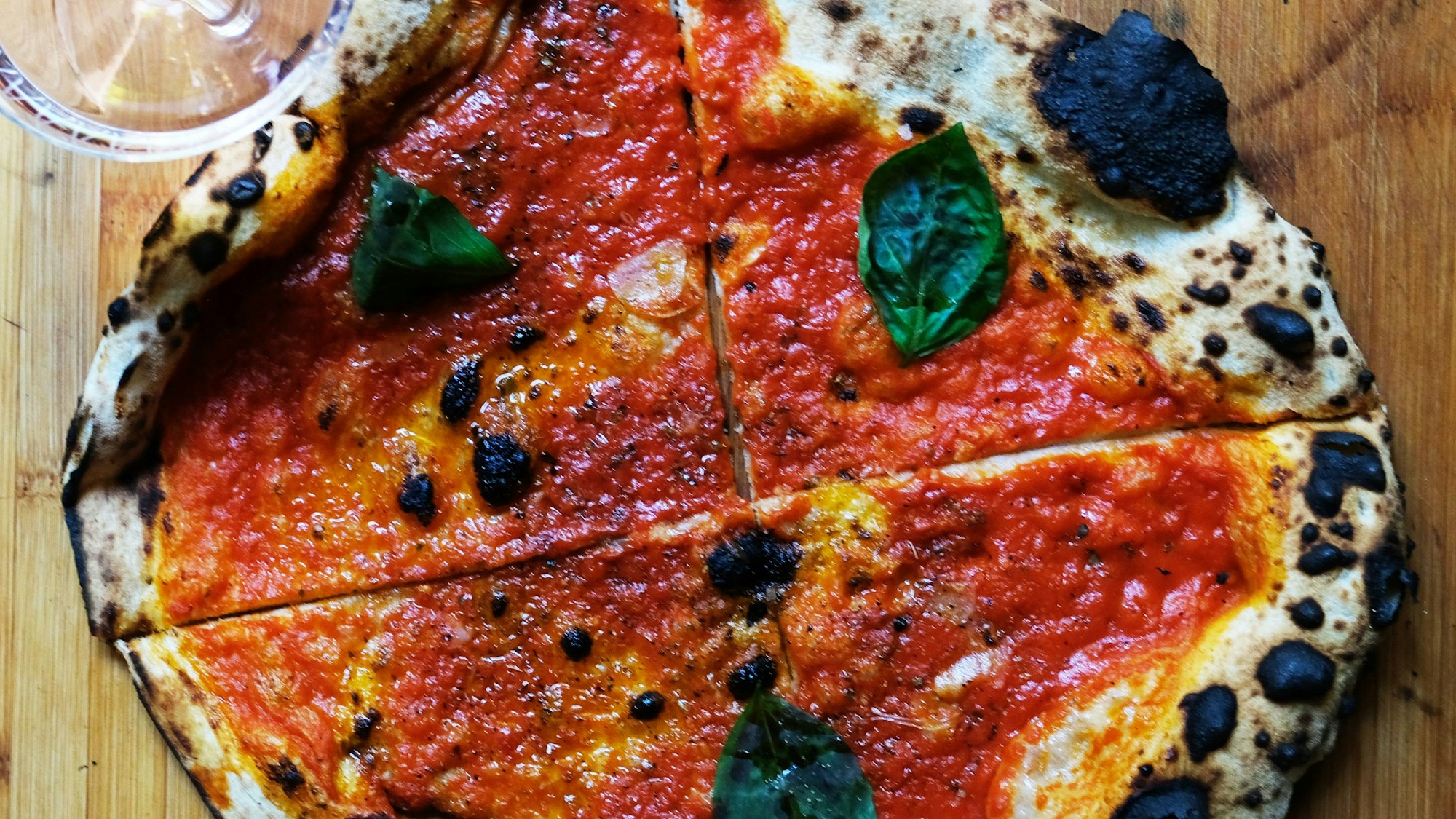 Pizza mit Sauerteigboden