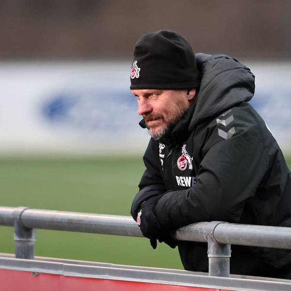 Steffen Baumgart, Trainer des 1. FC Köln, hat seine Mannschaft zum Neustart der Fußball-Bundesliga nach der Weltmeisterschaft wieder gut in Form gebracht. Das Foto zeigt den Trainer dick eingepackt am Geißbockheim.