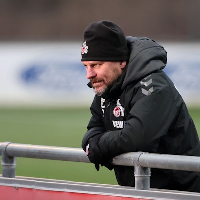 Steffen Baumgart, Trainer des 1. FC Köln, hat seine Mannschaft zum Neustart der Fußball-Bundesliga nach der Weltmeisterschaft wieder gut in Form gebracht. Das Foto zeigt den Trainer dick eingepackt am Geißbockheim.