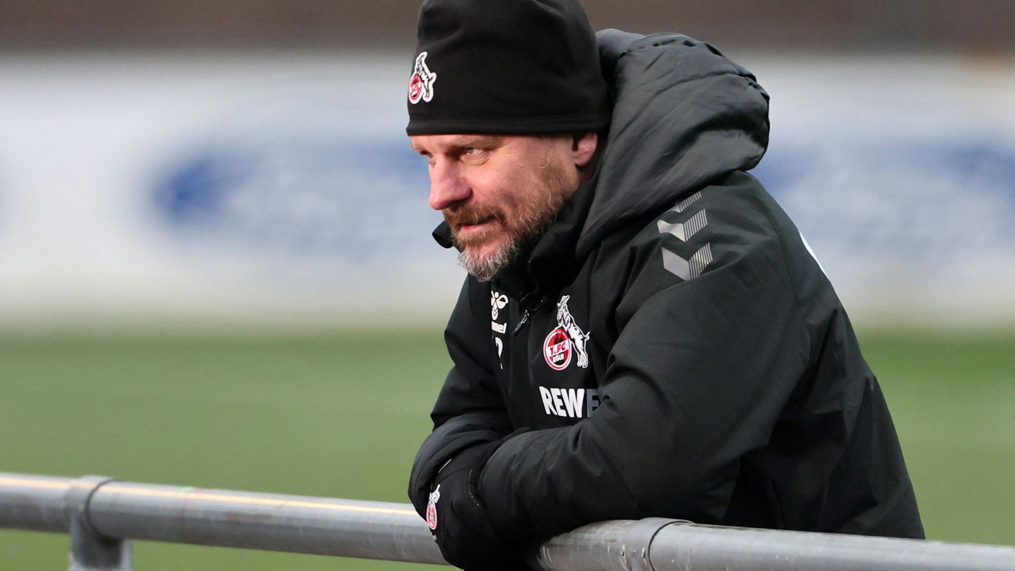 Steffen Baumgart, Trainer des 1. FC Köln, hat seine Mannschaft zum Neustart der Fußball-Bundesliga nach der Weltmeisterschaft wieder gut in Form gebracht. Das Foto zeigt den Trainer dick eingepackt am Geißbockheim.