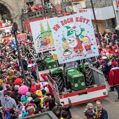 "D'r Zoch kütt" steht auf einem Schild an der Spitze des Rosenmontagszugs auf der Severinstraße in Köln.