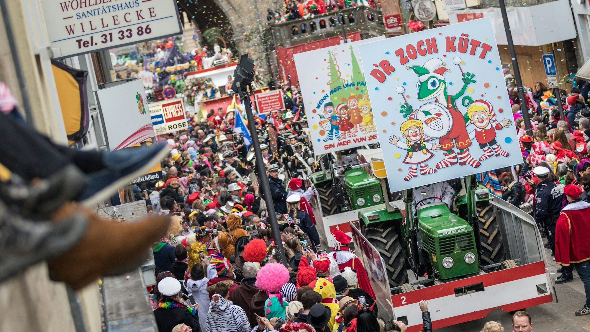 "D'r Zoch kütt" steht auf einem Schild an der Spitze des Rosenmontagszugs auf der Severinstraße in Köln.