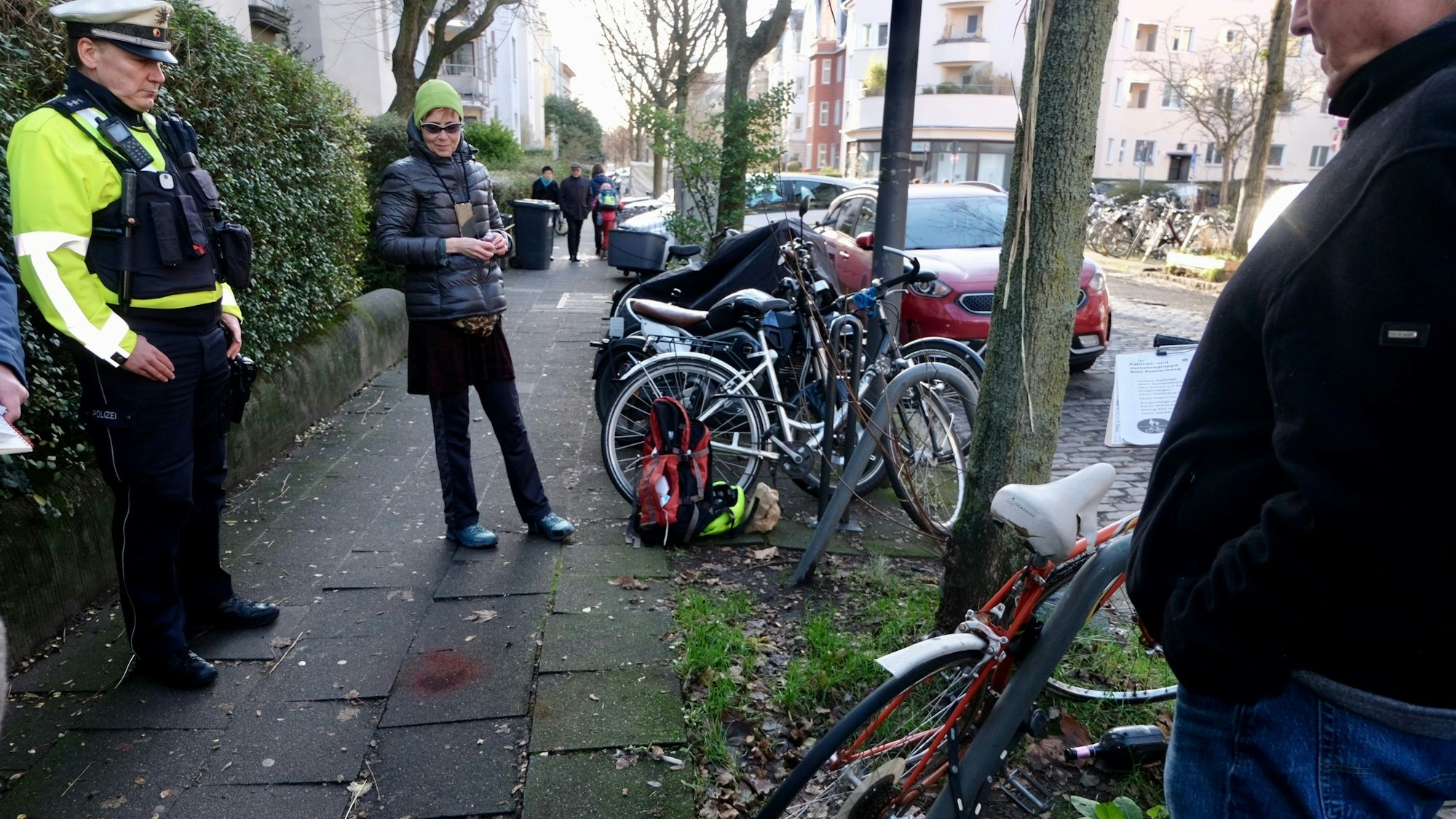 Bezirkspolitist Frank Maybusch und die neue Seniorenkoordinatorin Karin Matzner begutachten die Stolperfallen auf den Gehwegen in Klettenberg.