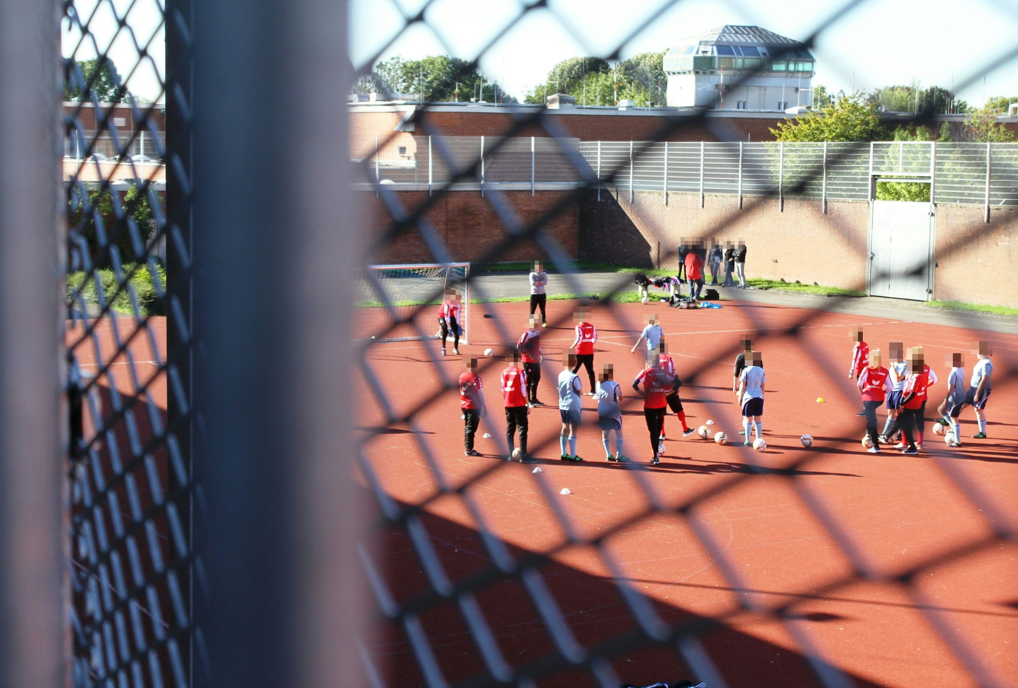 Ein Fußballplatz der JVA Köln-Ossendorf.