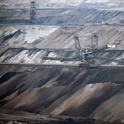 PRODUKTION - 23.01.2023, Nordrhein-Westfalen, Erkelenz: Bergbaumaschinen arbeiten im Tagebau Garzweiler. Die Stadt Erkelenz stellt eine geplante Bürgerbeteiligung «Zukunftsvision Tagebaurand» vor. Zum Stadtgebiet am Tagebau Garzweiler gehören fünf, bereits weitgehend leerstehende Dörfer, die wegen des vorzeitigen Braunkohleausstiegs erhalten bleiben. Foto: Federico Gambarini/dpa +++ dpa-Bildfunk +++