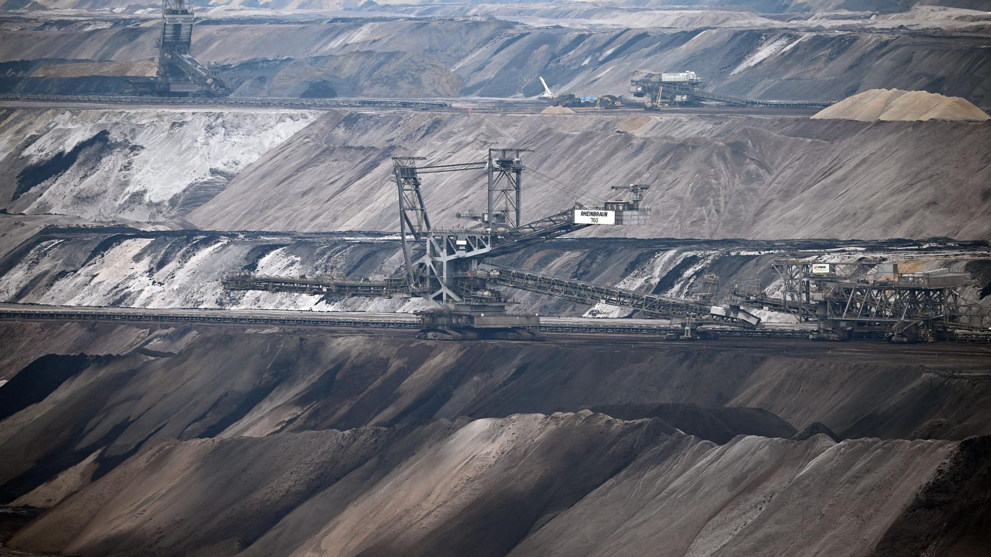 PRODUKTION - 23.01.2023, Nordrhein-Westfalen, Erkelenz: Bergbaumaschinen arbeiten im Tagebau Garzweiler. Die Stadt Erkelenz stellt eine geplante Bürgerbeteiligung «Zukunftsvision Tagebaurand» vor. Zum Stadtgebiet am Tagebau Garzweiler gehören fünf, bereits weitgehend leerstehende Dörfer, die wegen des vorzeitigen Braunkohleausstiegs erhalten bleiben. Foto: Federico Gambarini/dpa +++ dpa-Bildfunk +++