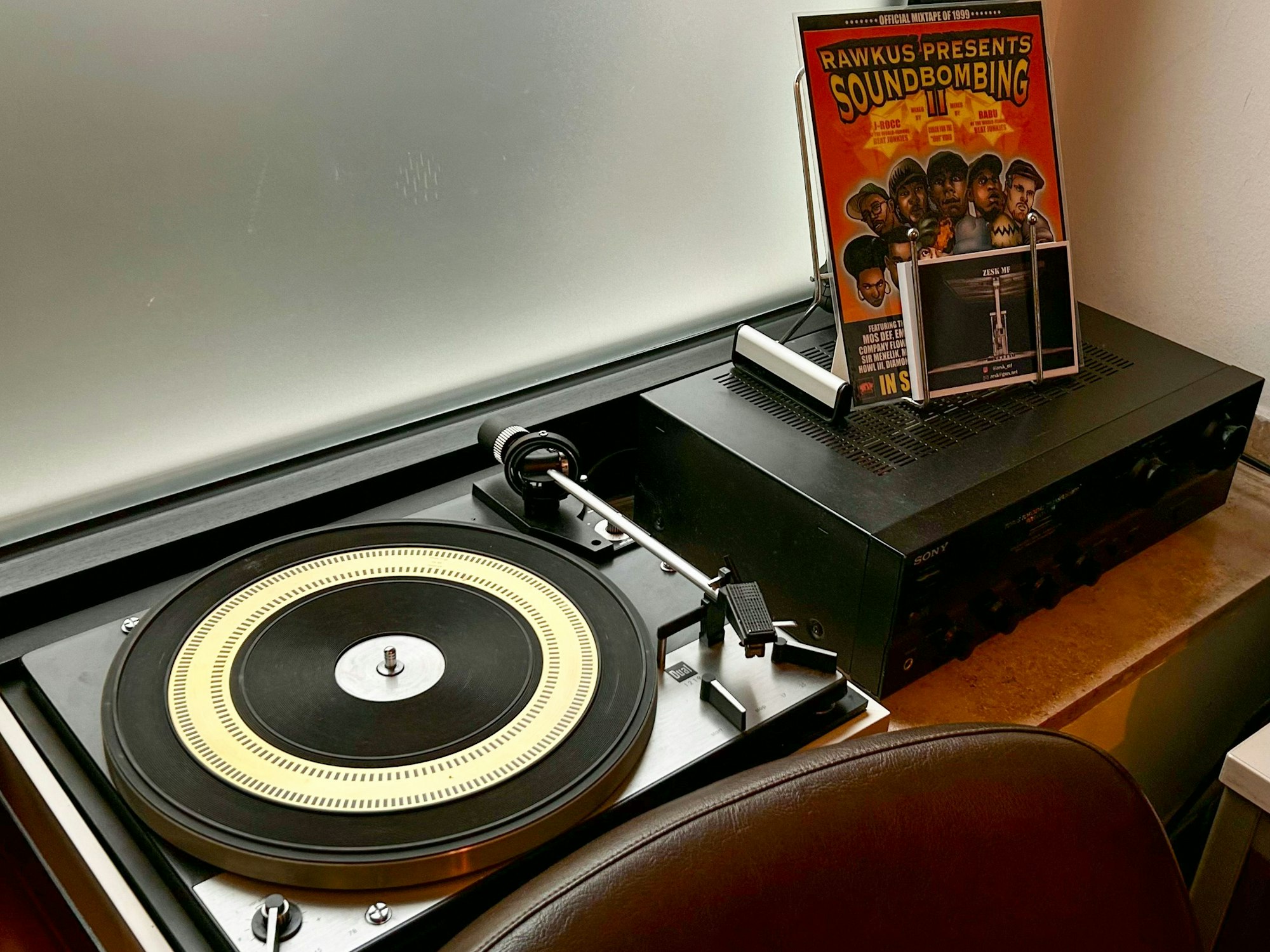 Ein Plattenspieler steht auf einem Regal in dem Deutzer Ladengeschäft.