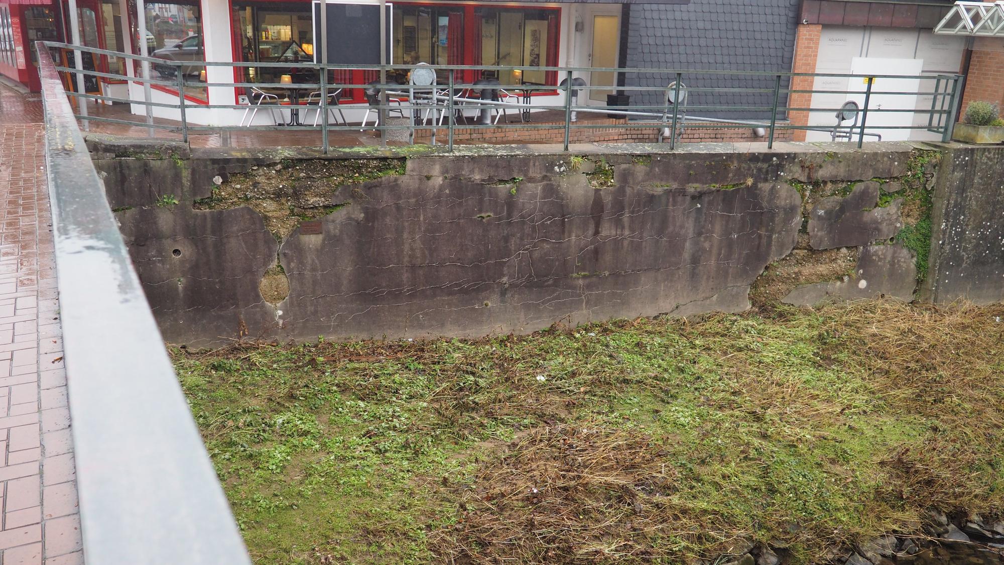 Hochwasser-Schutzmauer Leichlingen Innenstadt (In Fließrichtung linkes Wupperufer, vor Grillmeister von Marly-Brücke aus)