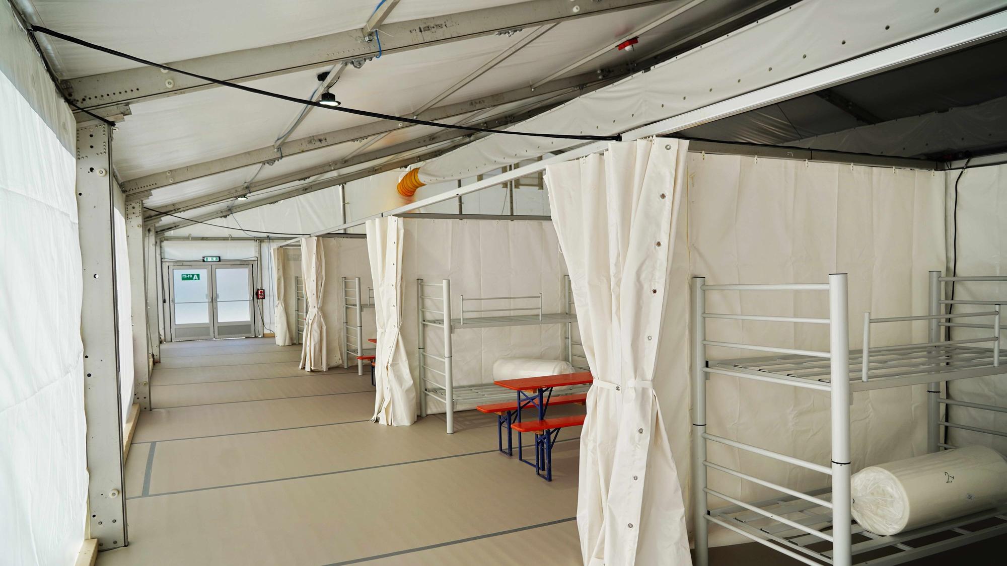 Betten und Flur in der Erstunterkunft für Geflüchtete am Südstadion.