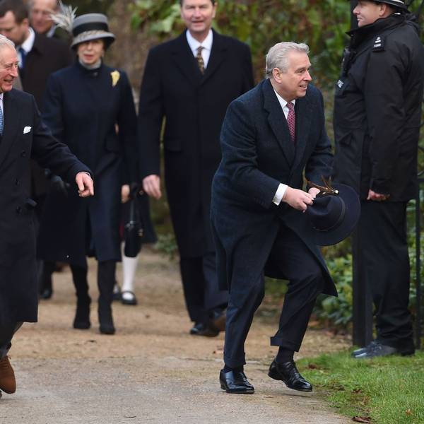 Prinz Charles (l) amüsiert sich über die "Hutfangaktion" seines Bruders Prinz Andrew (r).