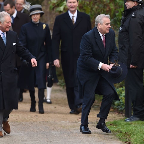 Prinz Charles (l) amüsiert sich über die "Hutfangaktion" seines Bruders Prinz Andrew (r).