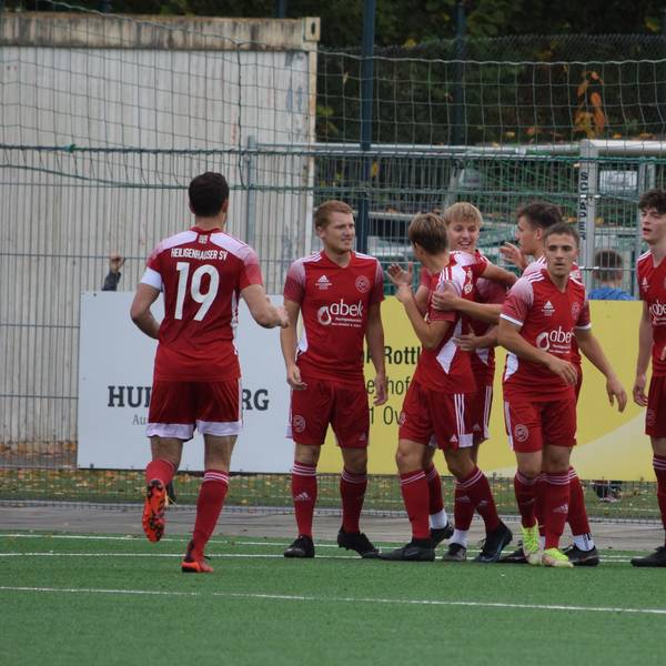Spieler des Heiligenhauser SV in roten Trikots jubeln.