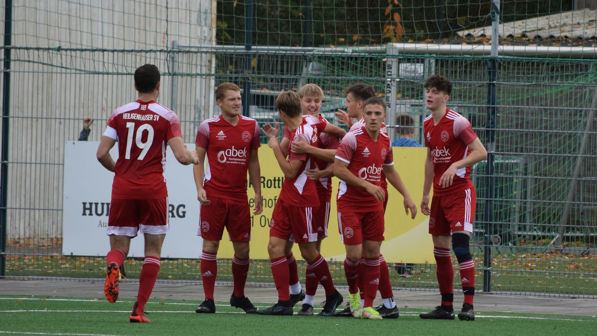 Spieler des Heiligenhauser SV in roten Trikots jubeln.