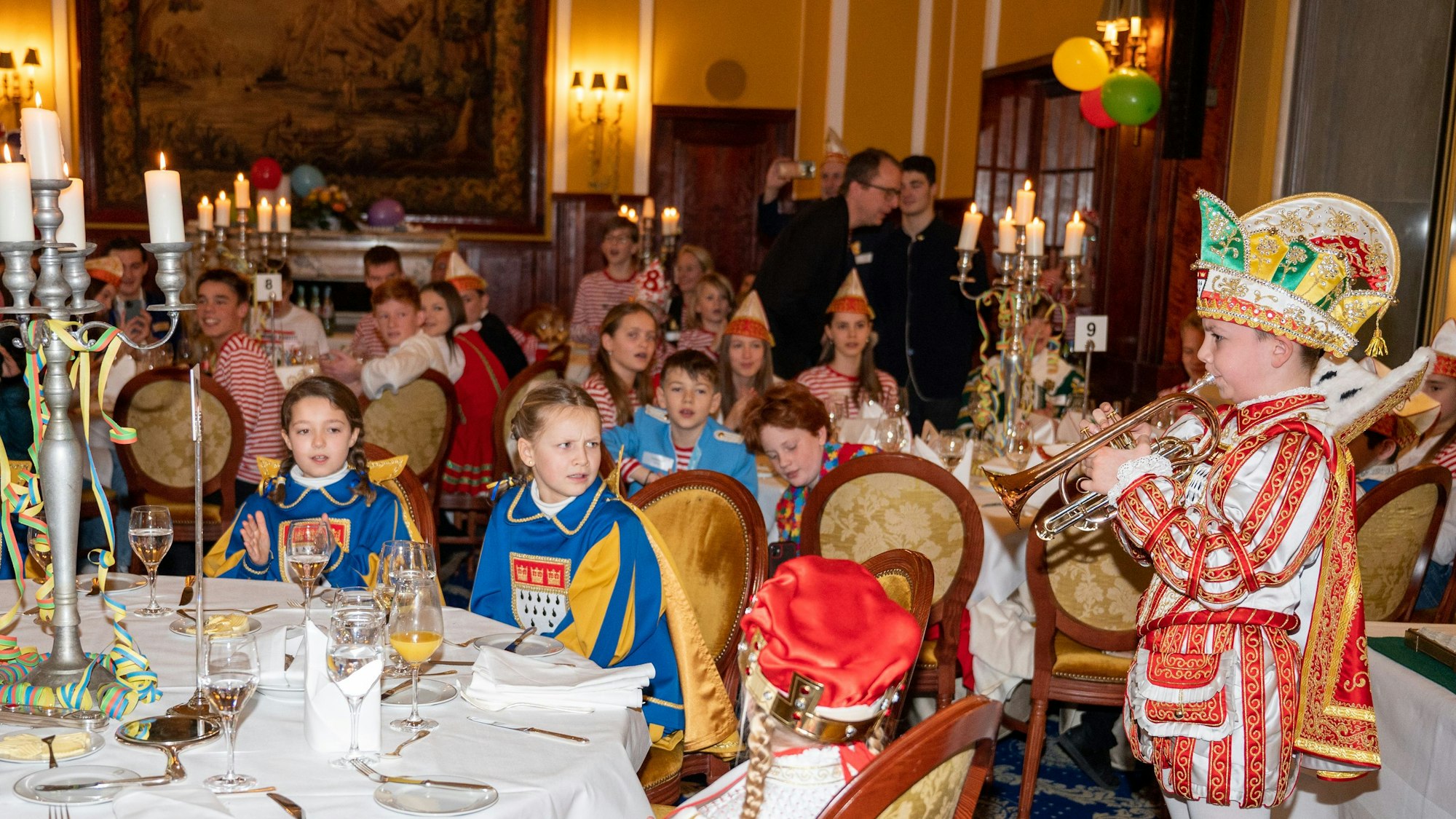 Beim Kinderdreigestirnsessen im Excelsior spielt Prinz Tim Trompete