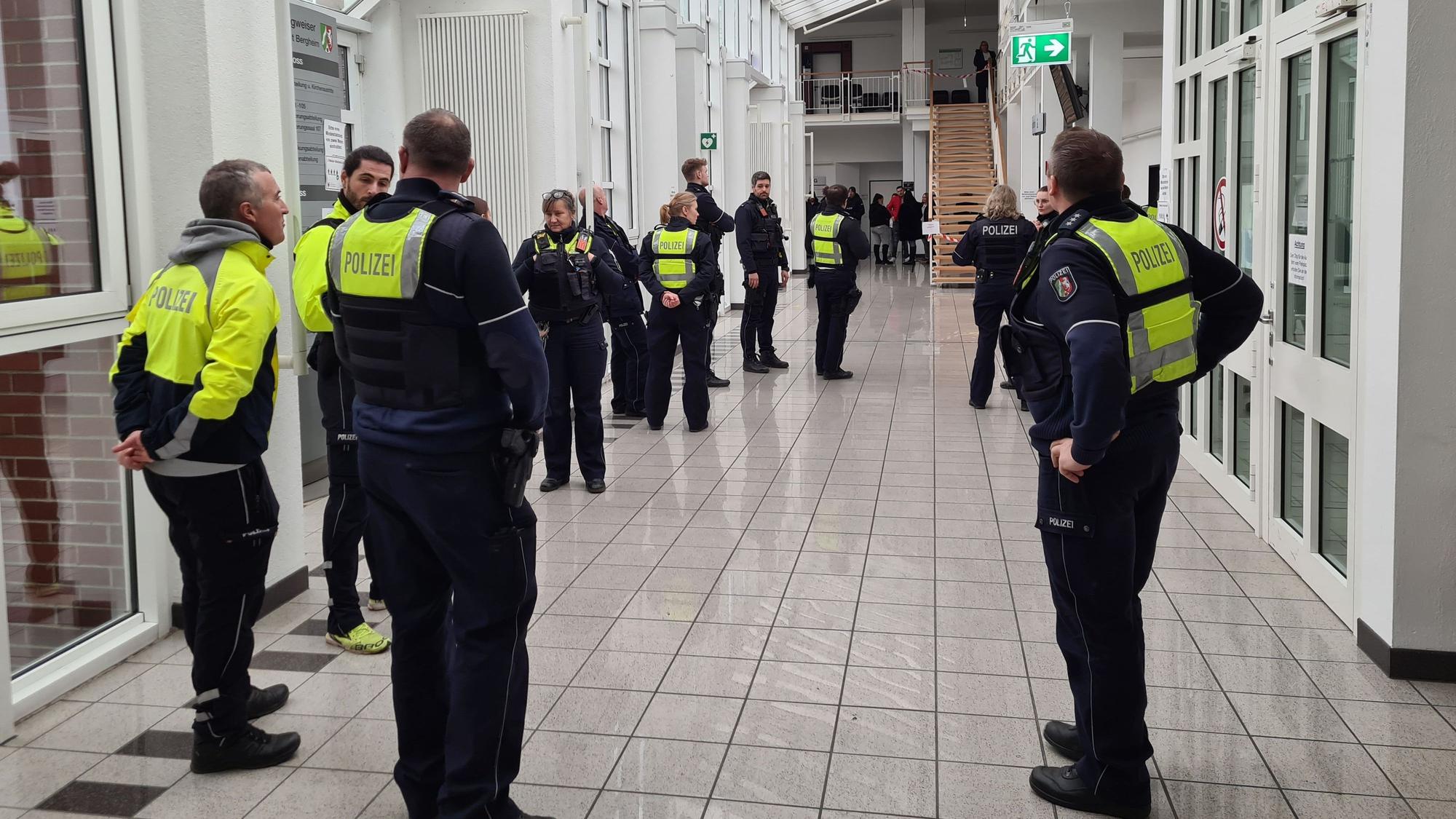Das Foto zeigt einen Polizeieinsatz im Amtsgericht Bergheim. Rund 20 Beamtinnen und Beamte sicherten den Prozess gegen einen Mann, der bei einem Verkehrsunfall zwei Menschen fahrlässig getötet hatte.