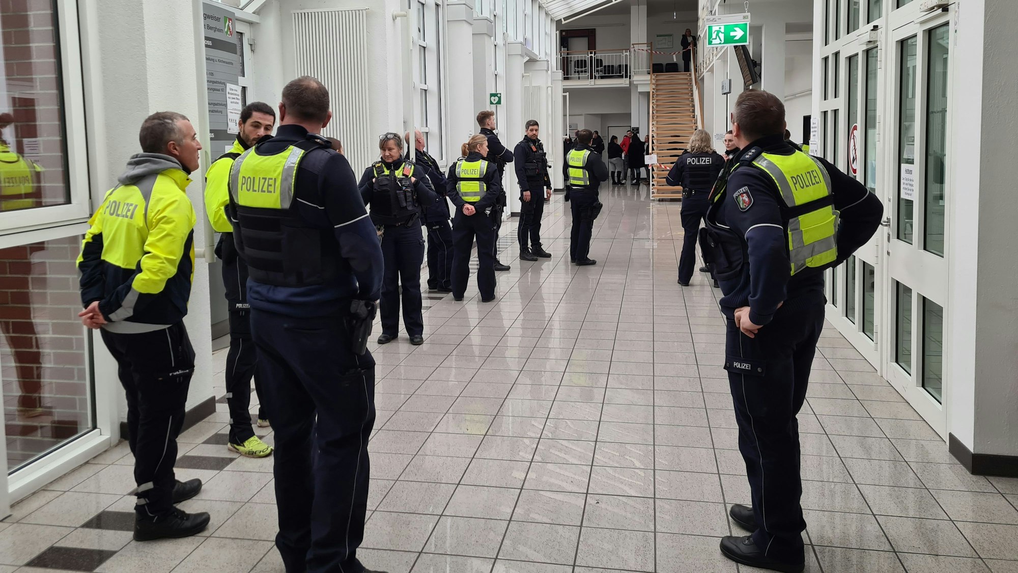 Großeinsatz der Polizei: Rund 20 Beamtinnen und Beamte sicherten den Prozess im Amtsgericht Bergheim.