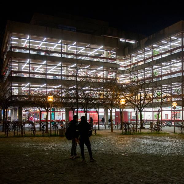 Das Bild zeigt die Zentralbibliothek in der Nacht.