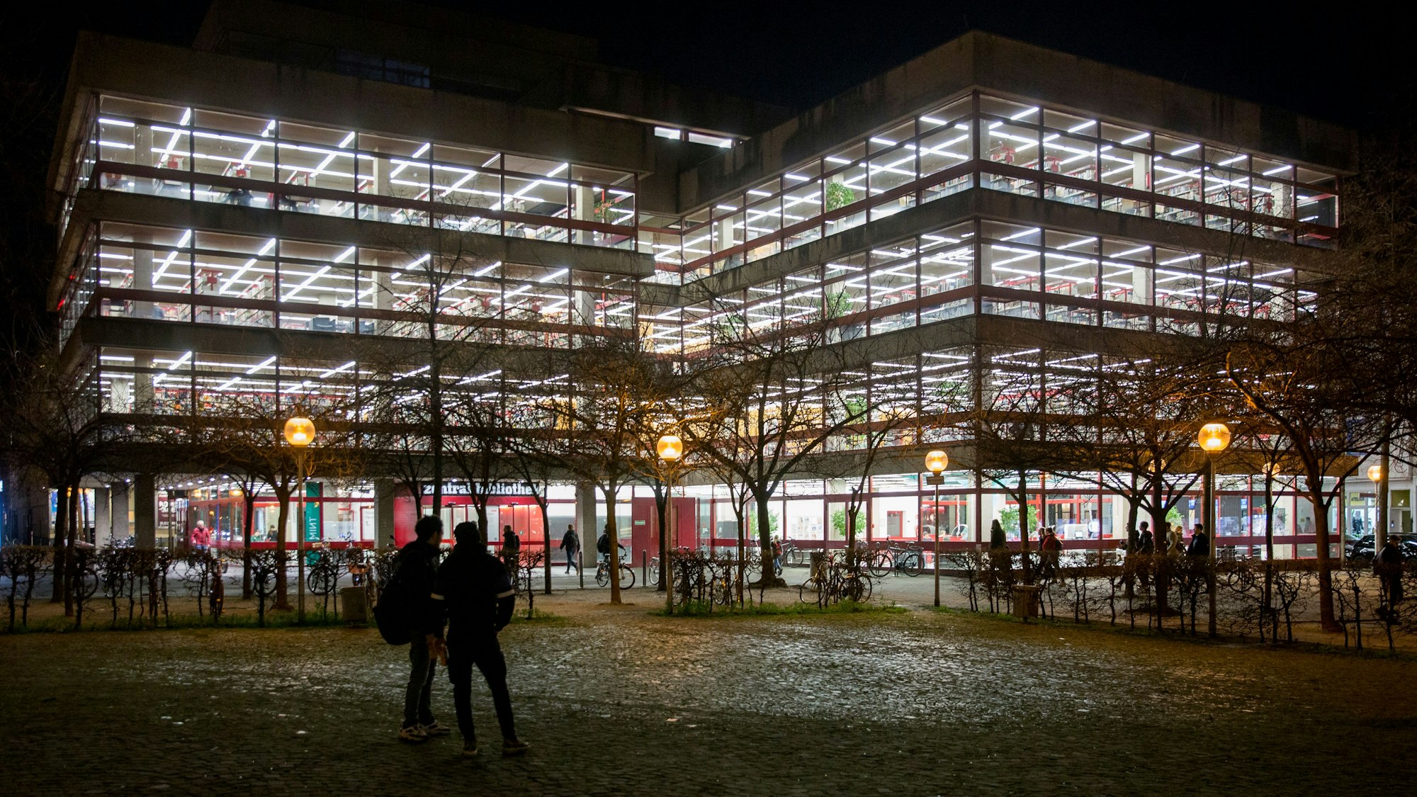 Das Bild zeigt die Zentralbibliothek in der Nacht.