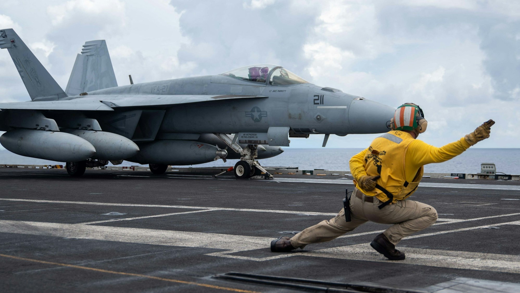 Eine F/A-18E Super Hornet startet von einem amerikanischen Flugzeugträger. In den USA wachsen die Sorgen vor einem militärischen Konflikt mit China.