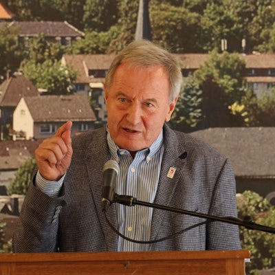 Ein Mann steht hinter einem Rednerpult.