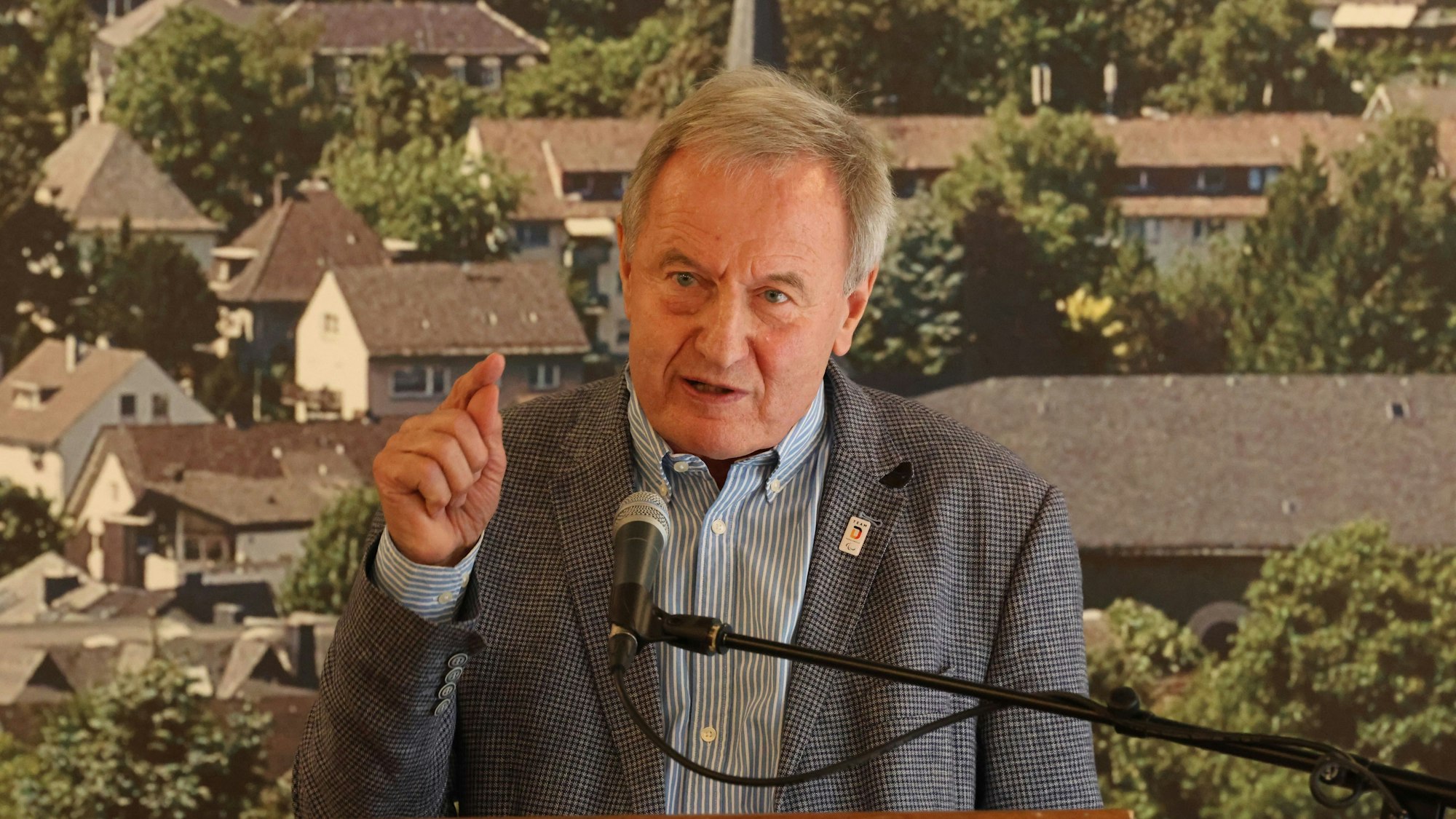 Ein Mann steht hinter einem Rednerpult.