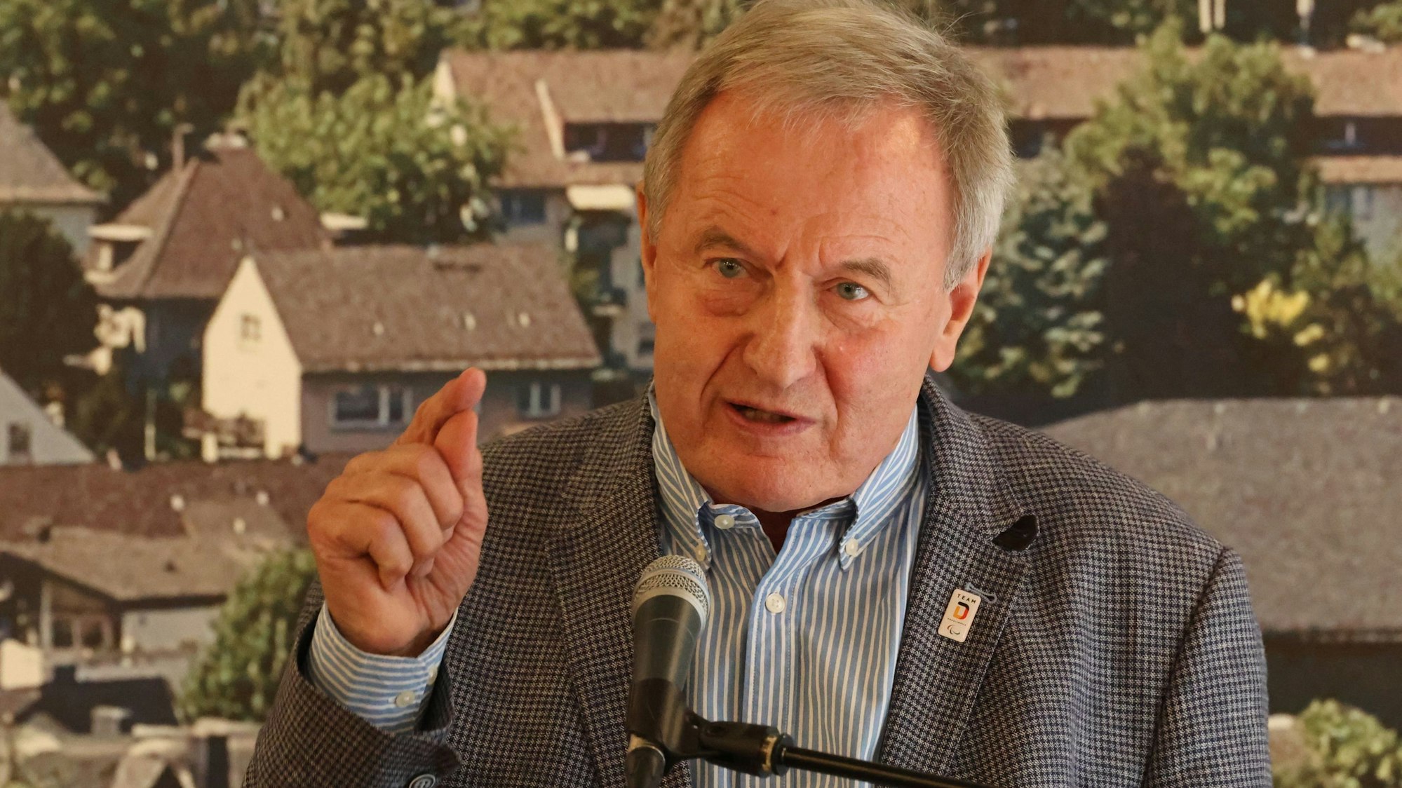 Friedhelm Julius Beucher, Präsident des Deutschen Behindertensportverbands, steht an einem Mikrofon.