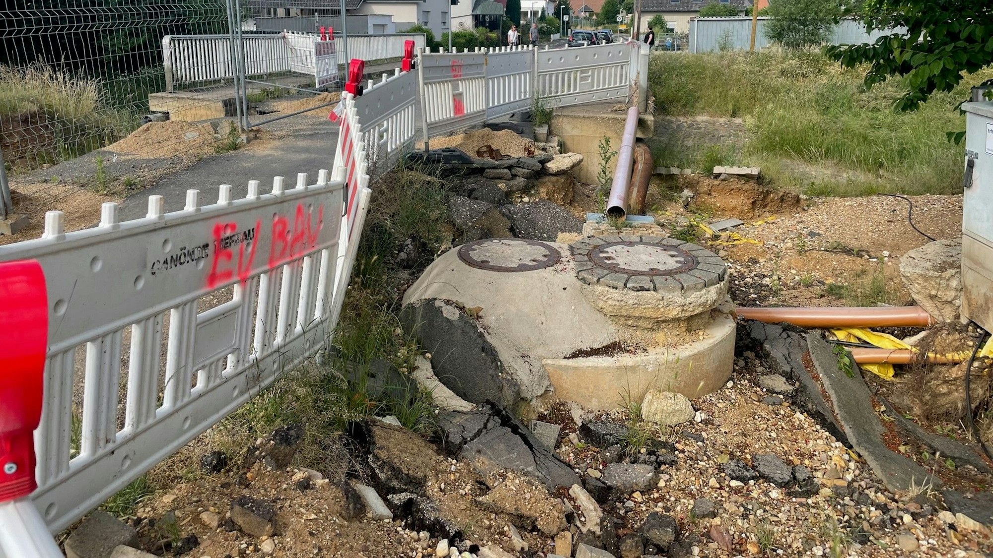 In Metternich sind die Flutschäden, wie hier an der Brücke an der Drei-Eichen-Straße, teilweise noch deutlich sichtbar.