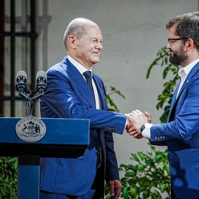 Es sind Olaf Scholz und Gabriel Boric zu sehen, wie sie sich die Hände schütteln.