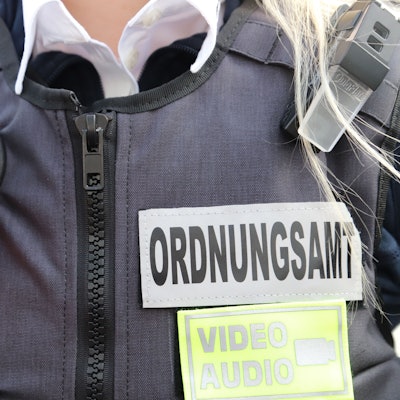 Nahaufnahme einer Ordnungsamtweste mit Bodycam