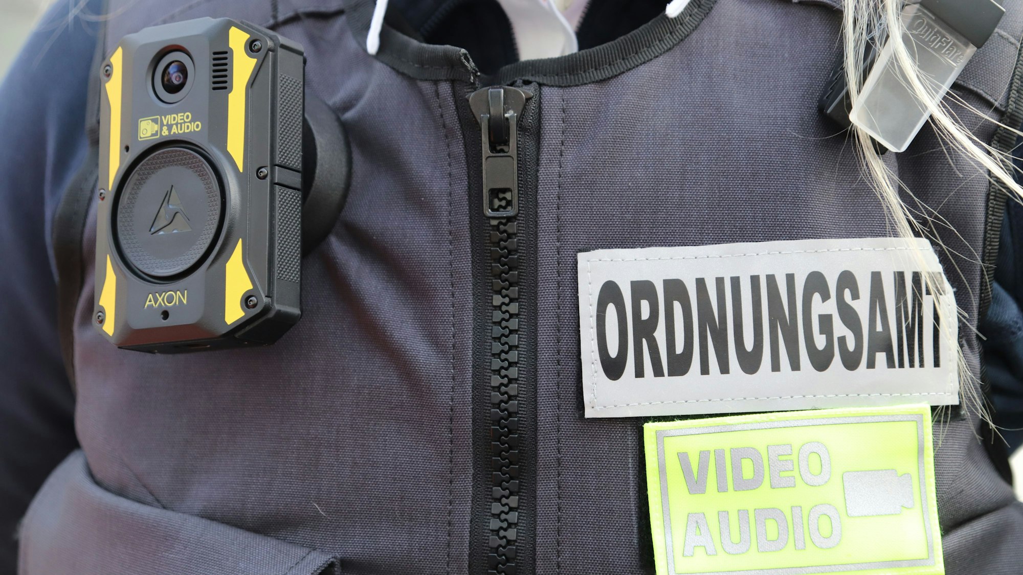 Nahaufnahme einer Ordnungsamtweste mit Bodycam
