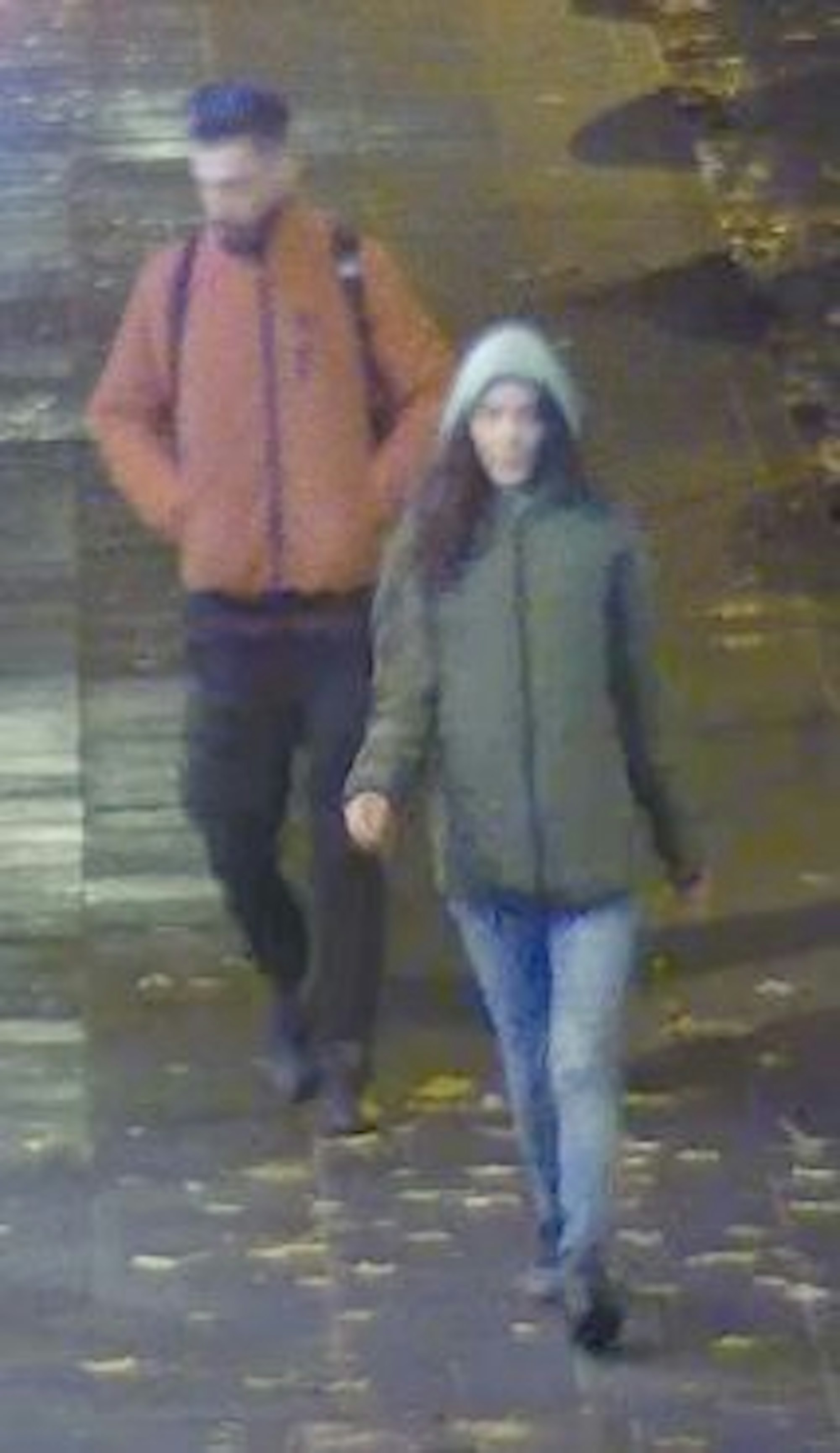 Fahndungsbilder nach Raubüberfall in Köln-Kalk