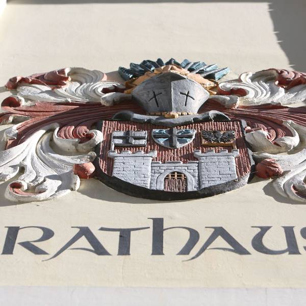 Der Schriftzug Rathaus steht unter dem Königswinterer Stadtwappen an der Fassade des Rathauses in der Altstadt.
