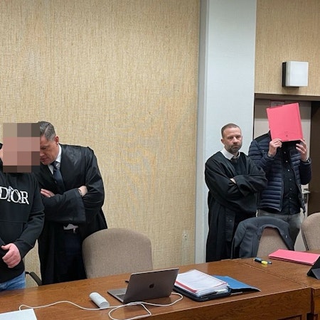 Die beiden Angeklagten im Gerichtssaal.