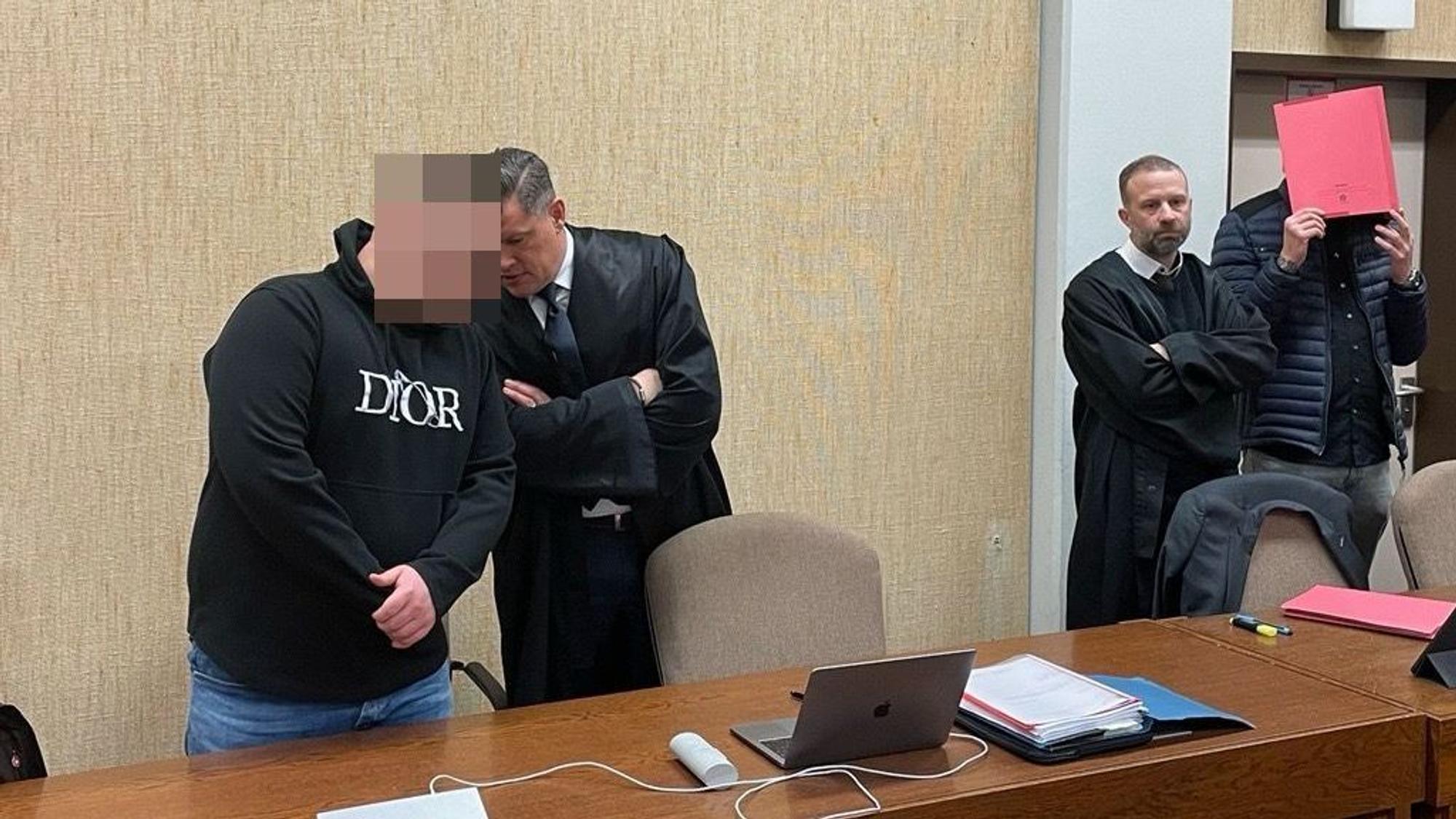 Die beiden Angeklagten im Gerichtssaal.