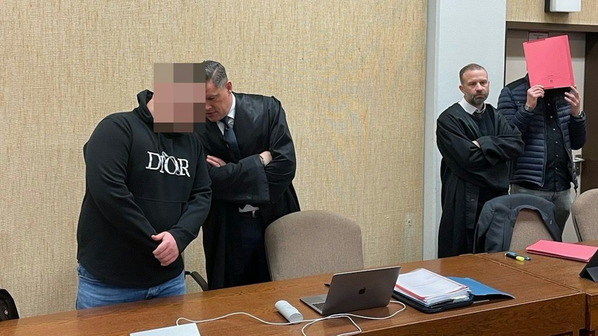 Die beiden Angeklagten im Gerichtssaal.